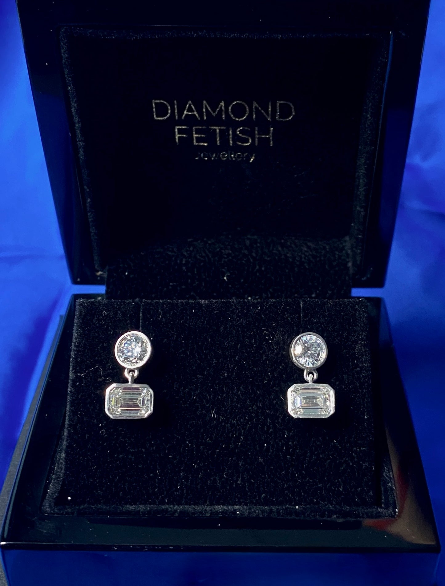 SOHO DROP EARRING, BRILLIANT CUT DIAMOND WITH A EMERALD CUT DROP DIAMOND SET IN 14K GOLD.