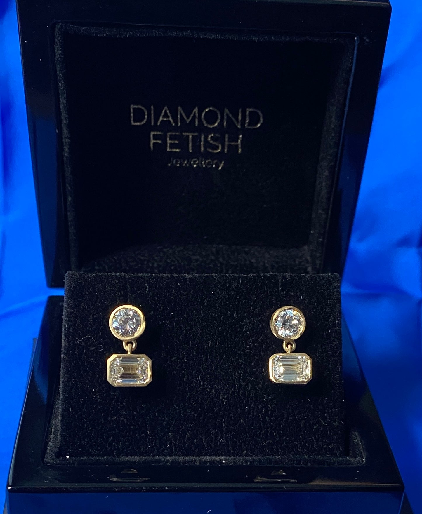 SOHO DROP EARRING, BRILLIANT CUT DIAMOND WITH A EMERALD CUT DROP DIAMOND SET IN 14K GOLD.